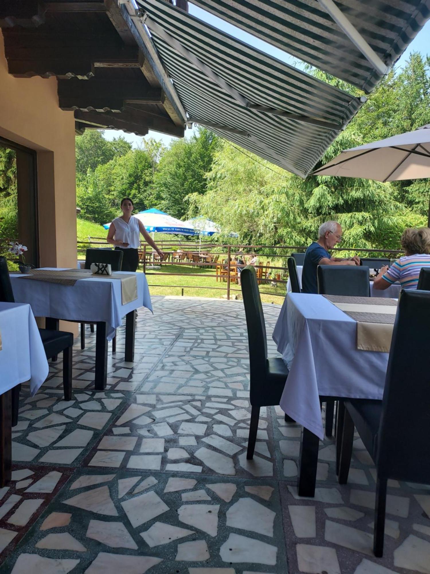 Pensiunea La Taverna Trăisteni Zewnętrze zdjęcie