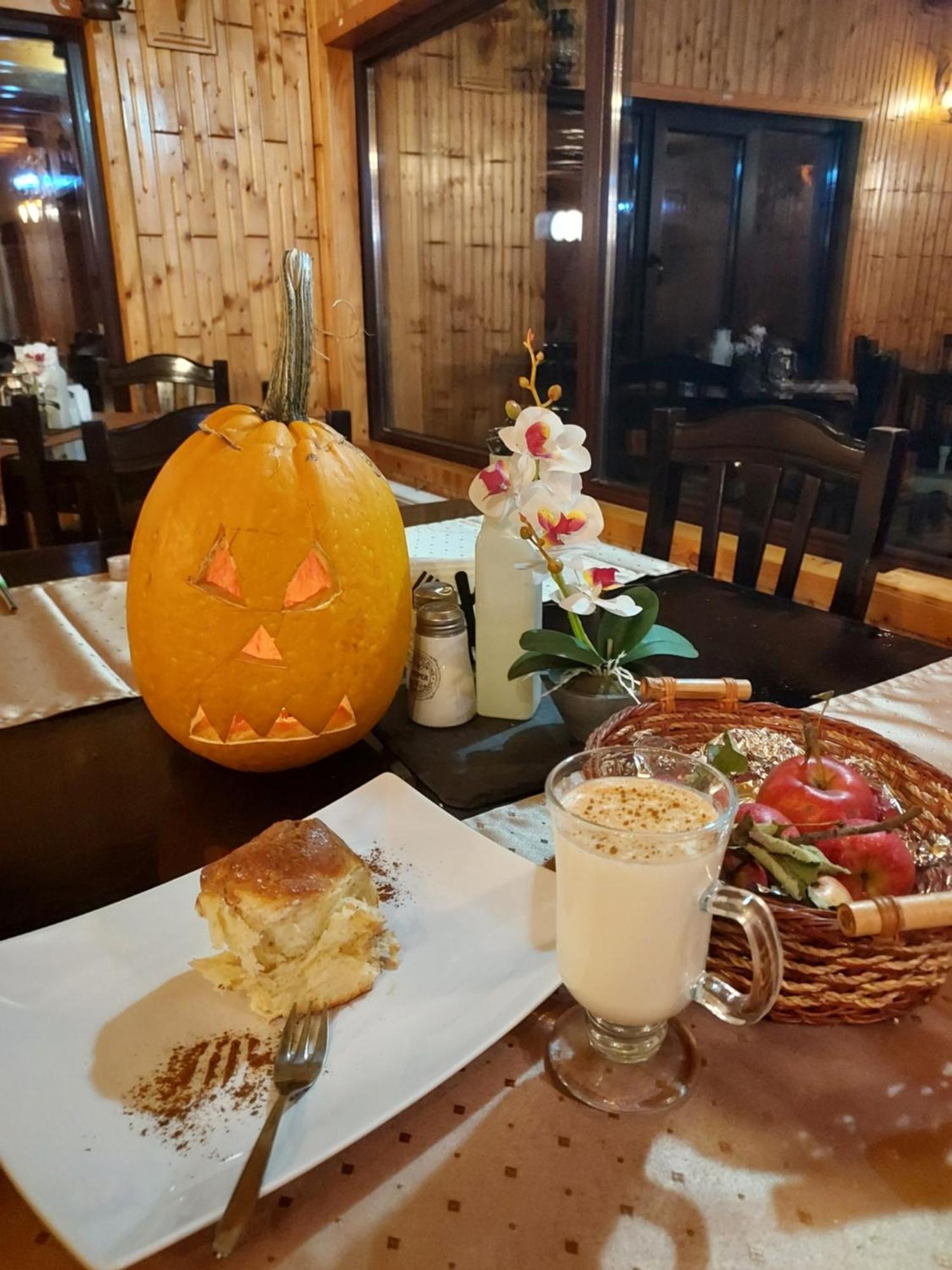 Pensiunea La Taverna Trăisteni Zewnętrze zdjęcie