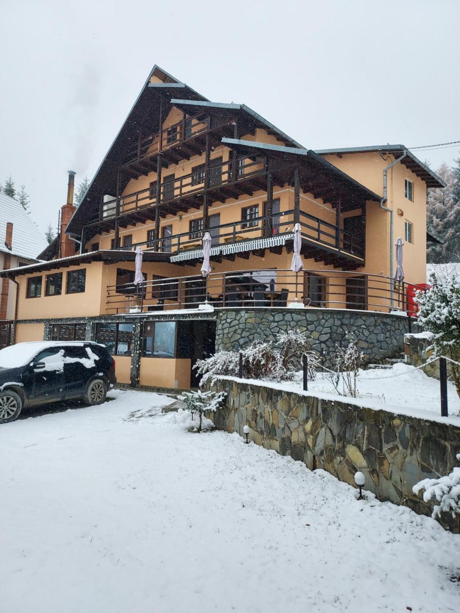 Pensiunea La Taverna Trăisteni Zewnętrze zdjęcie